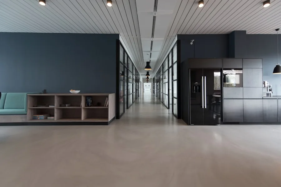 Modernes, aufgeräumtes Büro mit sauberen Böden